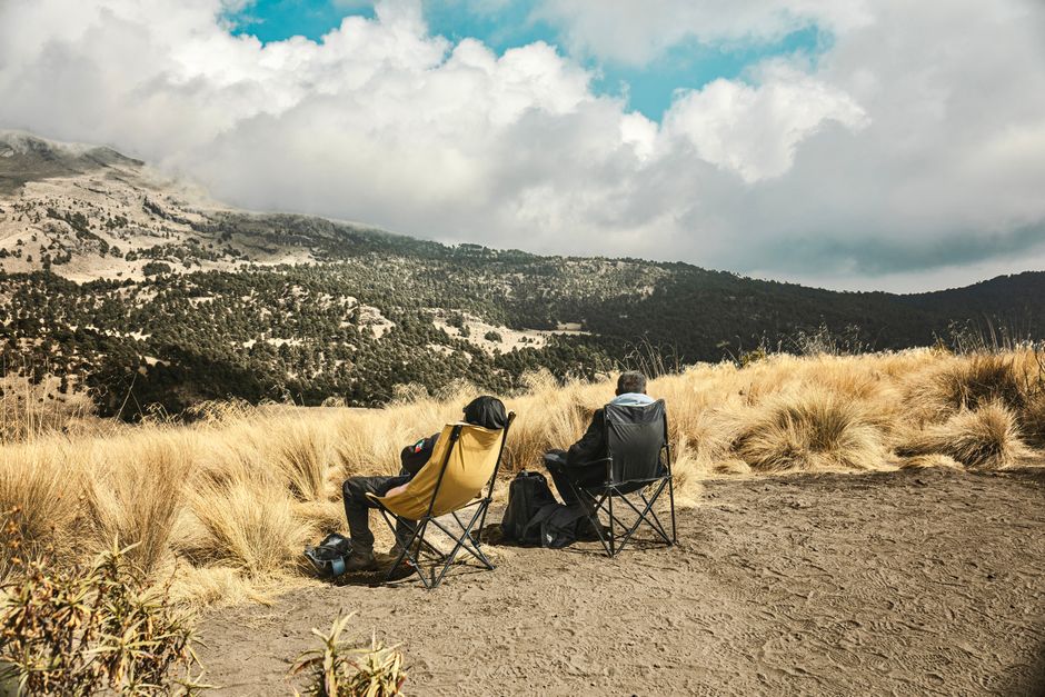 Planinari sjede na stolicama uživajući u panoramskom pogledu