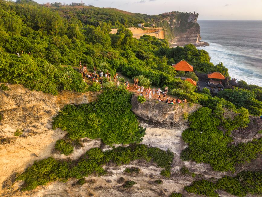 Zračni pogled na litice Uluwatu s bujnim zelenilom na Baliju